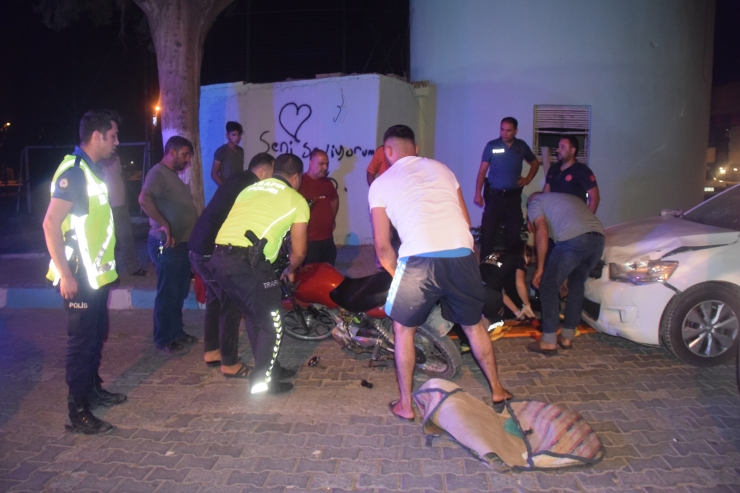 Şanlıurfa'da otomobil ile çarpışan motosikletteki 3 kişi yaralandı