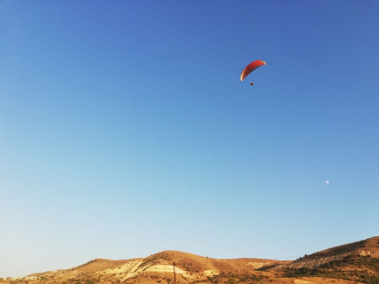 Gercüş’te atlayış yapan yamaç paraşütçüleri, gökyüzünde renkli görüntüler oluşturdu