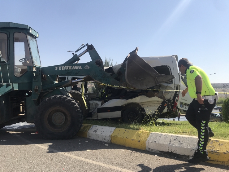 GÜNCELLEME - Şanlıurfa'da öğrenci servisiyle iş makinesi çarpıştı: 13 yaralı