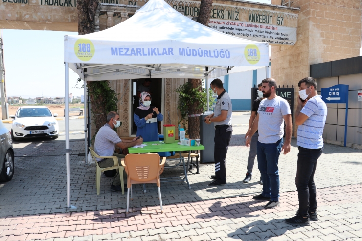 Batman'da mezarlıkta cenazelerini defneden vatandaşlar aşılandı