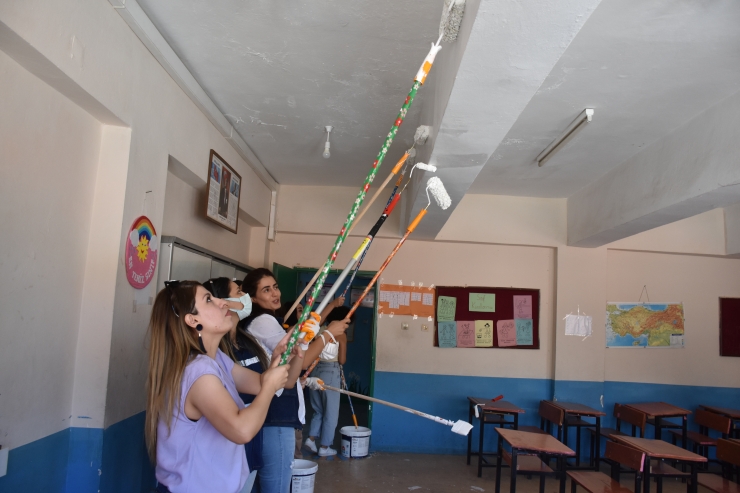 Şırnak'ta boya badana eğitimi gören 12 kadın köy okullarını boyuyor