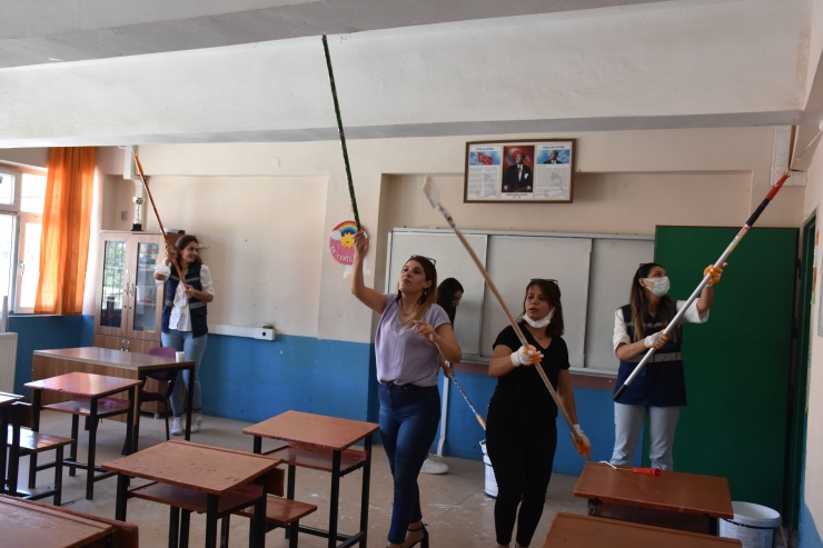 Şırnak'ta boya badana eğitimi gören 12 kadın köy okullarını boyuyor