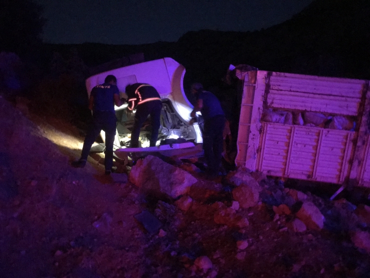 Adıyaman'da kamyon şarampole devrildi: 3 yaralı