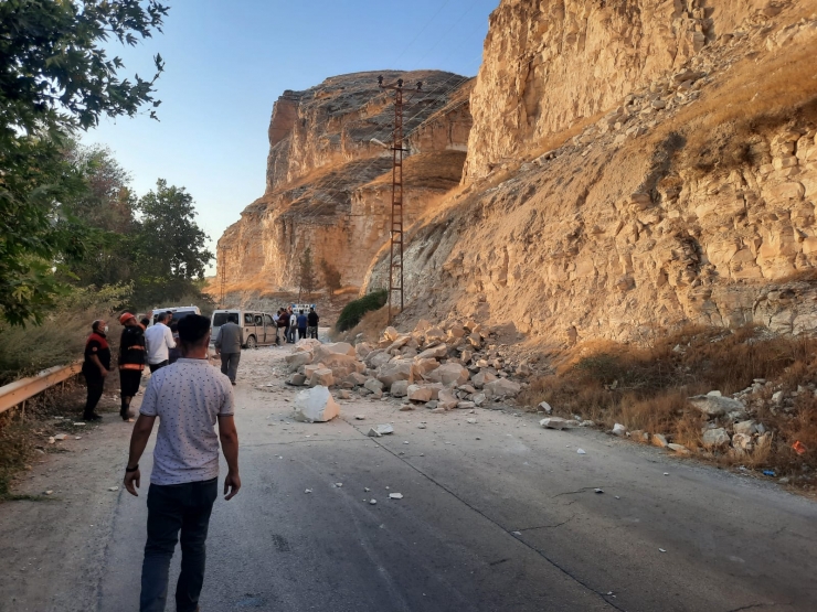 Birecik-Halfeti yolu heyelan nedeniyle trafiğe kapandı