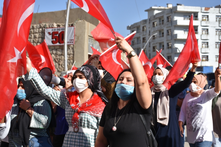 Terör örgütünün kaçırdığı evladına 6 yıl sonra kavuşan Şırnaklı aileden, HDP önünde halay