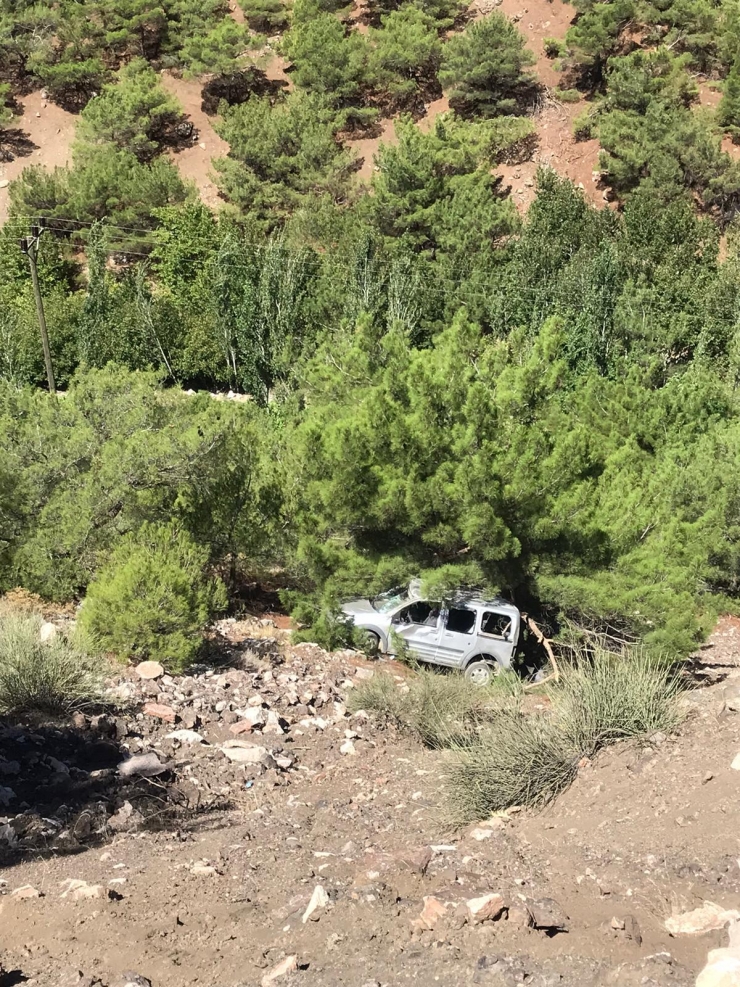 Adıyaman'da şarampole devrilen aracın sürücüsü yaralandı