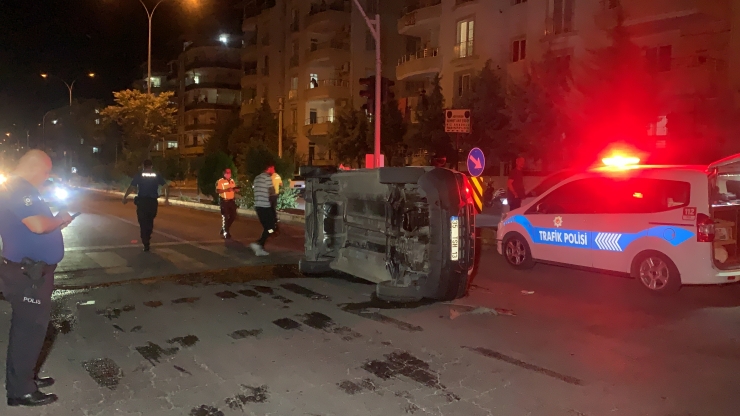 Adıyaman'da minibüs ile hafif ticari araç çarpıştı: 2 yaralı