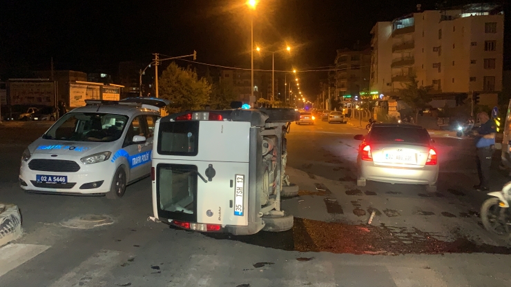 Adıyaman'da minibüs ile hafif ticari araç çarpıştı: 2 yaralı