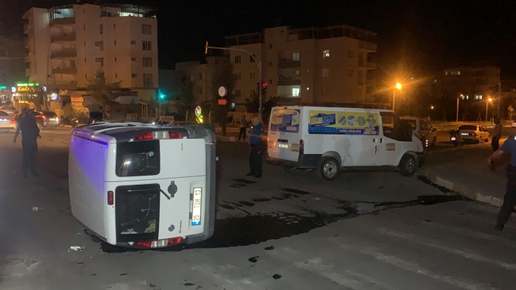 Adıyaman'da minibüs ile hafif ticari araç çarpıştı: 2 yaralı