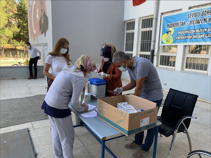 Adıyaman'da veli ve öğretmenler için okul bahçelerine aşı standı kuruldu