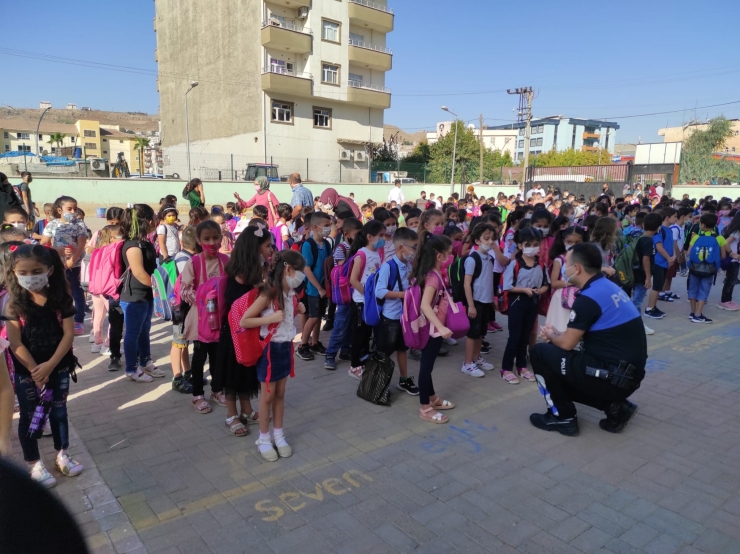 Cizre'de polis ekipleri ders başı yapan öğrencilerin heyecanını paylaştı