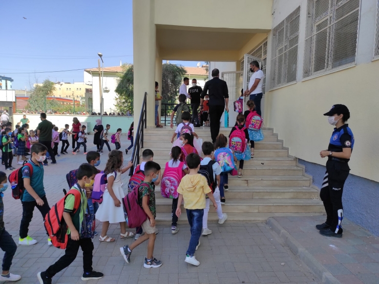 Cizre'de polis ekipleri ders başı yapan öğrencilerin heyecanını paylaştı