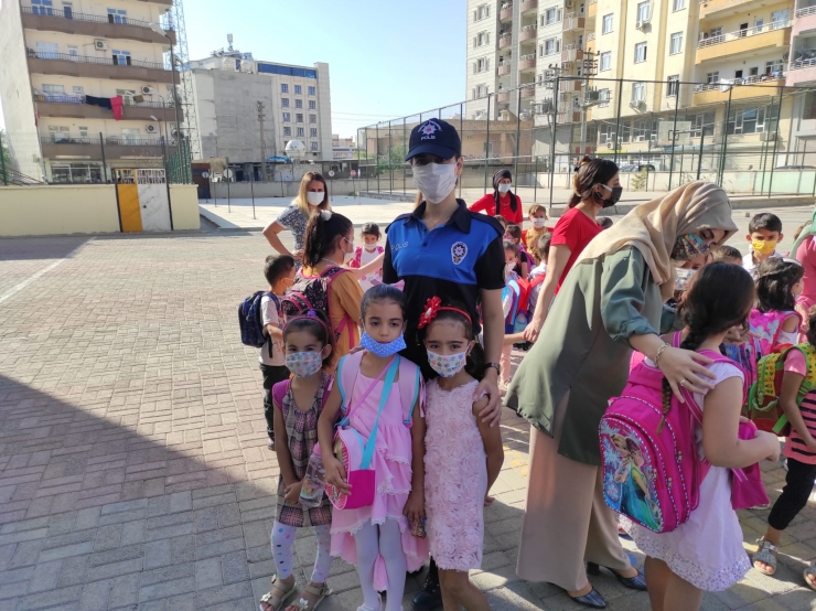 Cizre'de polis ekipleri ders başı yapan öğrencilerin heyecanını paylaştı