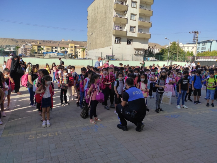 Cizre'de polis ekipleri ders başı yapan öğrencilerin heyecanını paylaştı