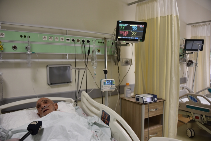 Tedavisi yoğun bakımda süren 73 yaşındaki Kovid-19 hastasından "aşı olun" çağrısı