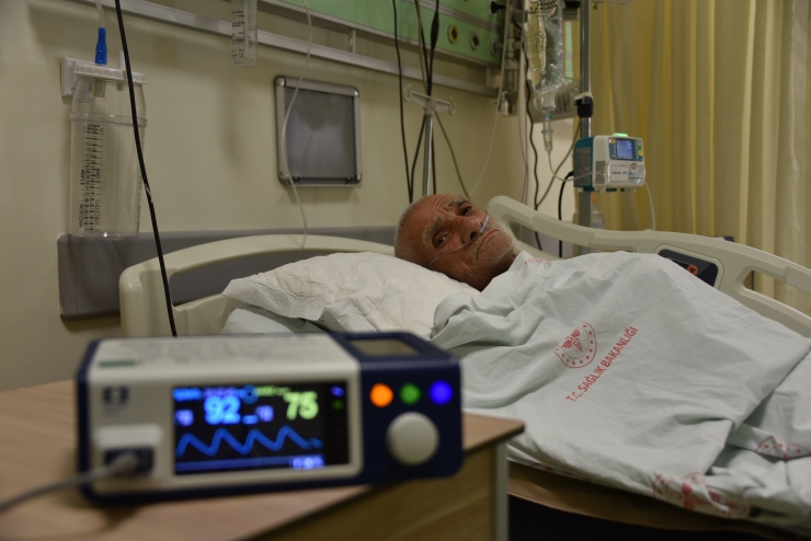 Tedavisi yoğun bakımda süren 73 yaşındaki Kovid-19 hastasından "aşı olun" çağrısı
