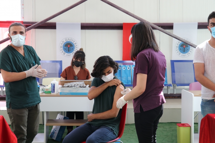 Batman Üniversitesinde akademik yılın ilk gününde öğrenciler ve üniversite personeline Kovid-19 aşısı yapıldı