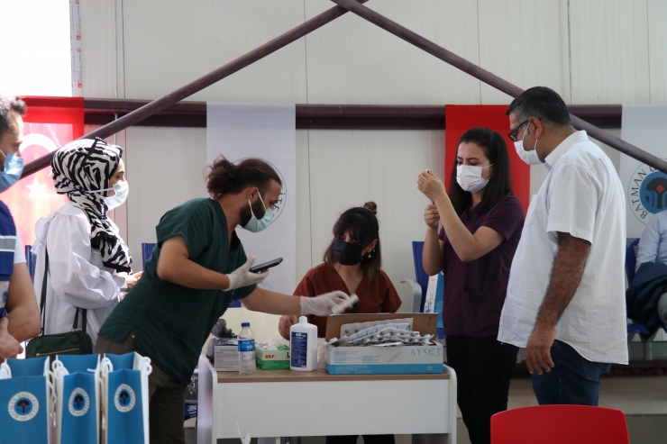 Batman Üniversitesinde akademik yılın ilk gününde öğrenciler ve üniversite personeline Kovid-19 aşısı yapıldı