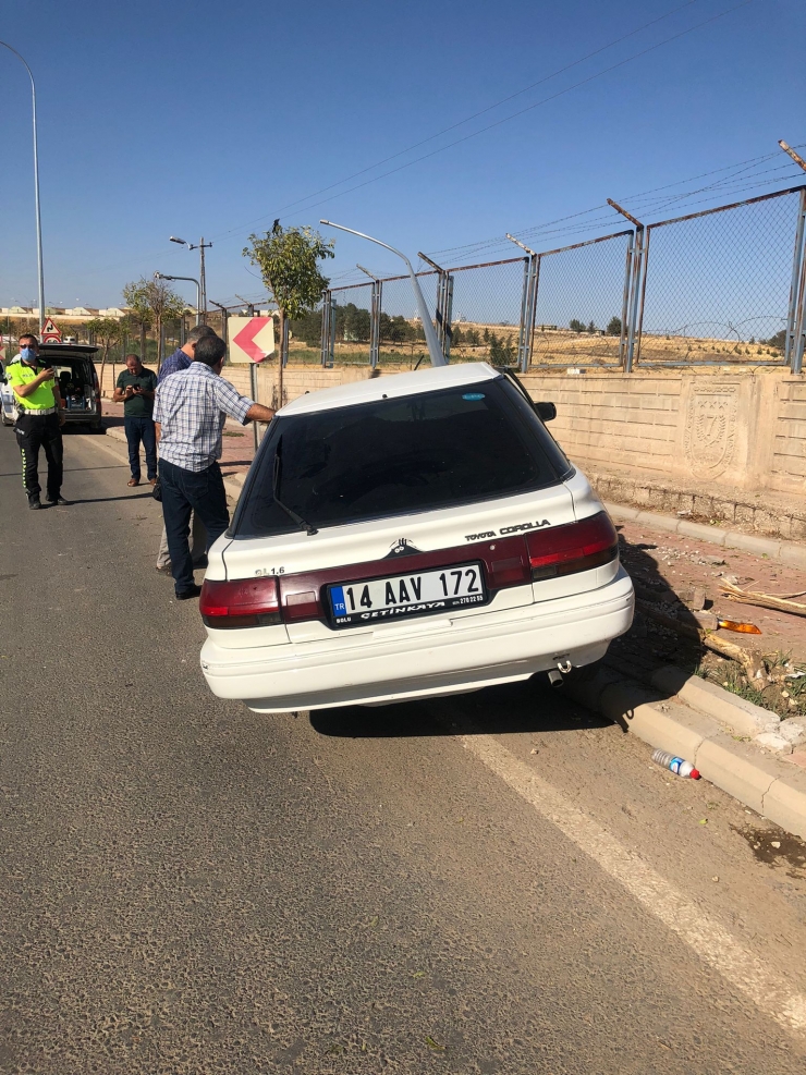 Şanlıurfa'da aydınlatma direğine çarpan otomobilin sürücüsü ağır yaralandı