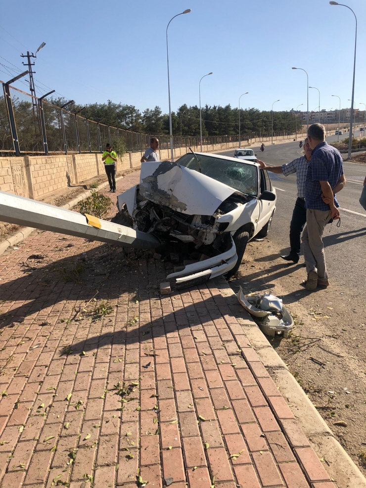 Şanlıurfa'da aydınlatma direğine çarpan otomobilin sürücüsü ağır yaralandı