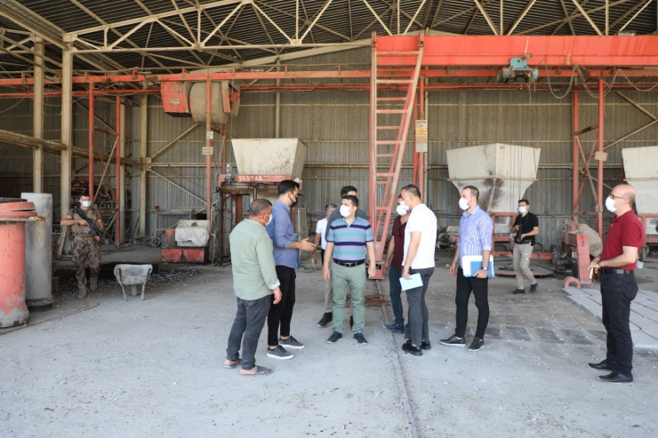 Cizre Kaymakamı Tunç, beton parke ve boru üretim tesisinde incelemelerde bulundu