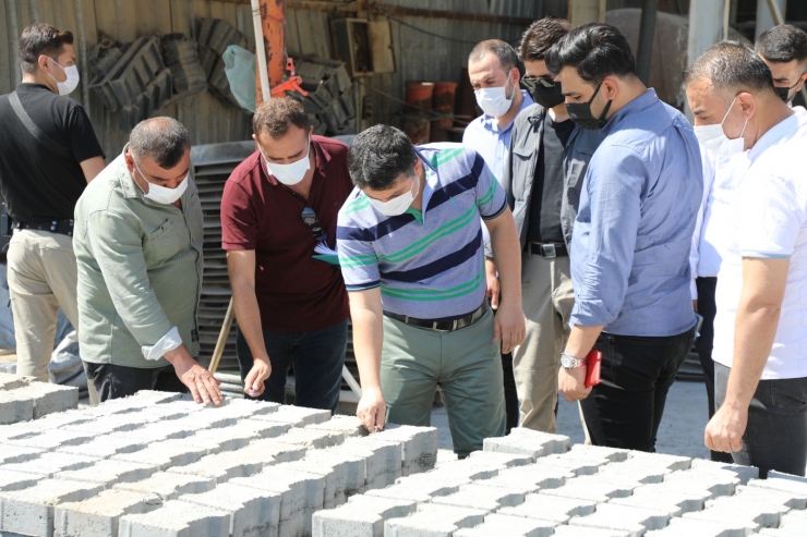 Cizre Kaymakamı Tunç, beton parke ve boru üretim tesisinde incelemelerde bulundu