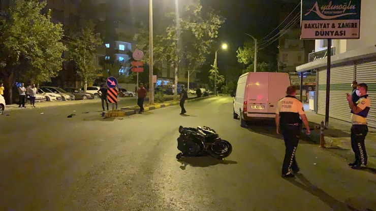 Adıyaman'da park halindeki otomobile çarpan motosikletin sürücüsü ağır yaralandı