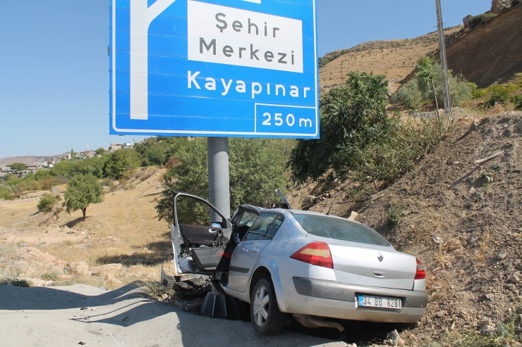 Batman'da yön levhasına çarpan otomobilin sürücüsü yaralandı