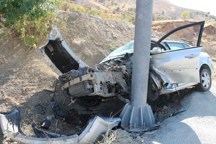 Batman'da yön levhasına çarpan otomobilin sürücüsü yaralandı