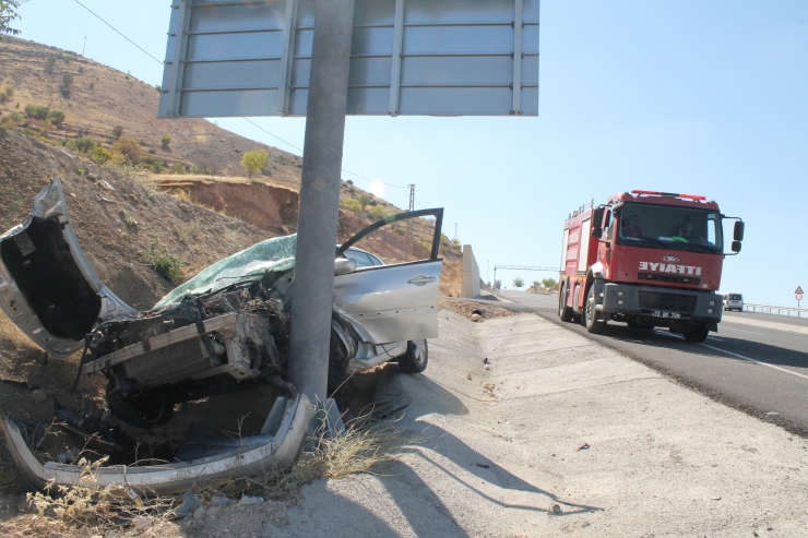 Batman'da yön levhasına çarpan otomobilin sürücüsü yaralandı