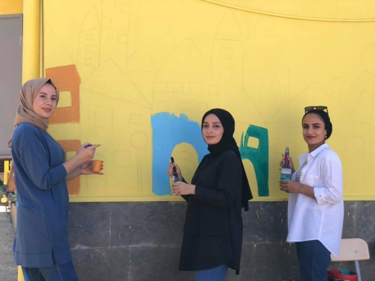 Batman'da gönüllü öğretmenler 19 köy okulunu boyadı, duvarlarını süsledi