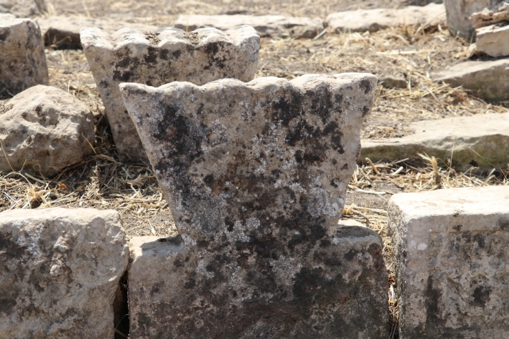 Hasankeyf'teki ters üçgen süslemeli mezar taşlarının ilçeye özgü olduğu düşünülüyor