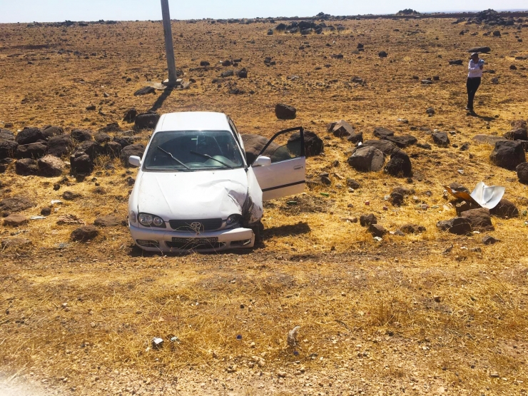 Şanlıurfa'da otomobil şarampole devrildi: 2 yaralı