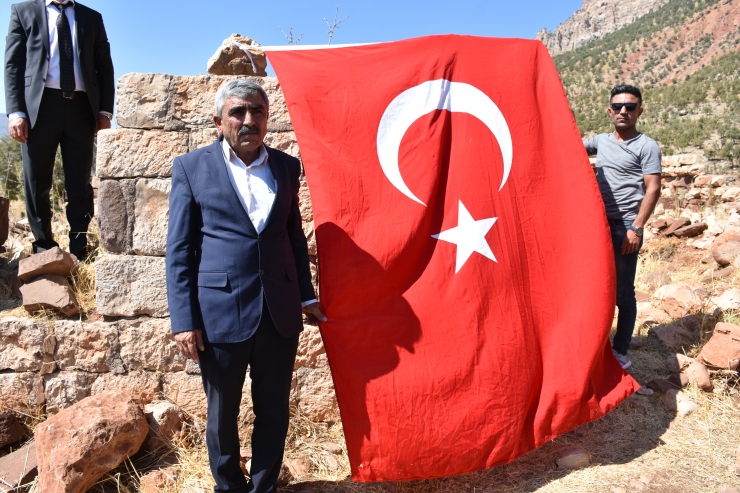 PKK'nın katlettiği yakınlarını saldırının gerçekleştiği eve Türk Bayrağı asarak andılar