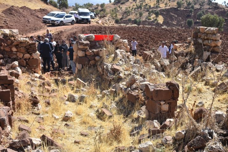 PKK'nın katlettiği yakınlarını saldırının gerçekleştiği eve Türk Bayrağı asarak andılar