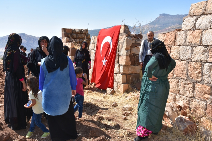 PKK'nın katlettiği yakınlarını saldırının gerçekleştiği eve Türk Bayrağı asarak andılar