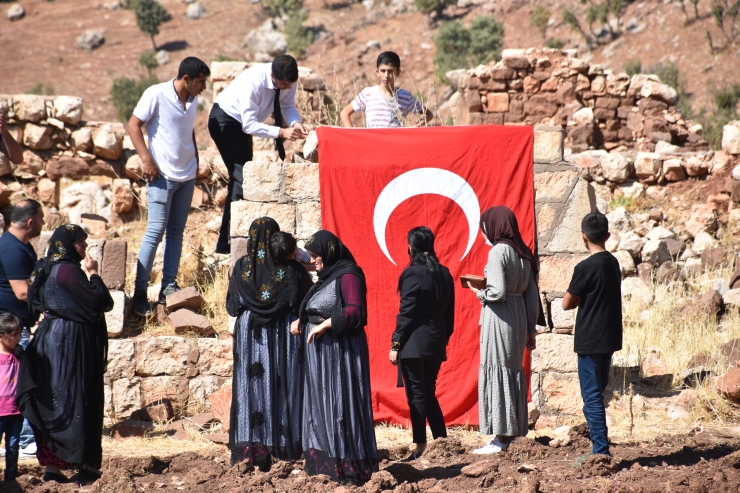 PKK'nın katlettiği yakınlarını saldırının gerçekleştiği eve Türk Bayrağı asarak andılar