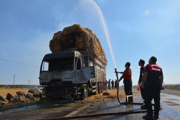 Şanlıurfa'da saman yüklü kamyonda çıkan yangın söndürüldü