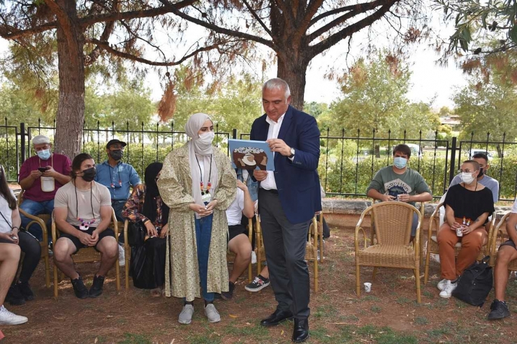 Kültür ve Turizm Bakanı Ersoy, Şanlıurfa'da yabancı öğrencilerle buluştu