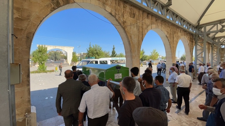 Adıyaman'da okul servisinin çarpması sonucu ölen çocuk toprağa verildi