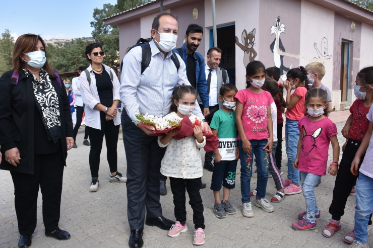 Şırnak'ta "Sırtımdaki Kütüphane Projesi" ile 10 bininci kitap hediye edildi