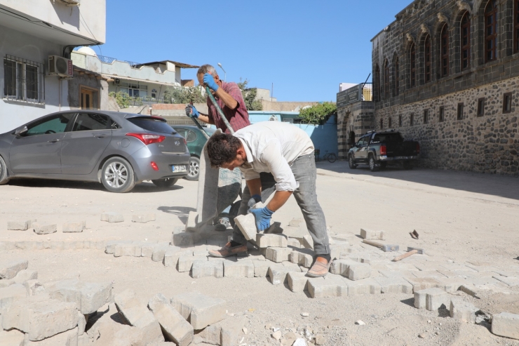 Cizre'de demir direkler kaldırıldı, kilitli parke döşeme çalışması başlatıldı