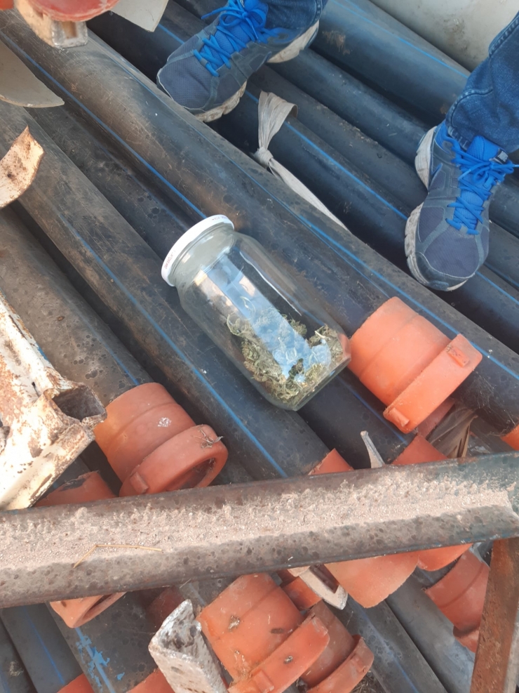 Şanlıurfa'da sulama boruları içinde bin 15 uyuşturucu hap ve esrar ele geçirildi