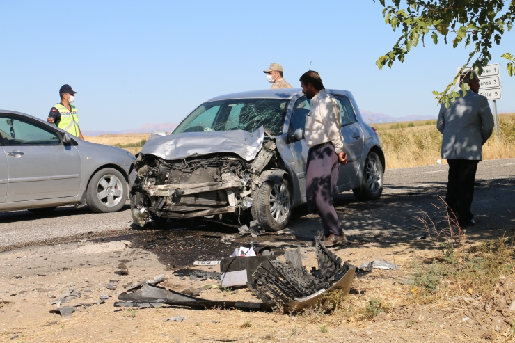 Adıyaman'da hafif ticari araçla otomobil çarpıştı, 5 kişi yaralandı