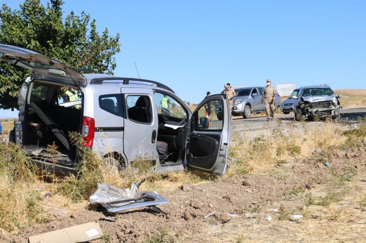 Adıyaman'da hafif ticari araçla otomobil çarpıştı, 5 kişi yaralandı