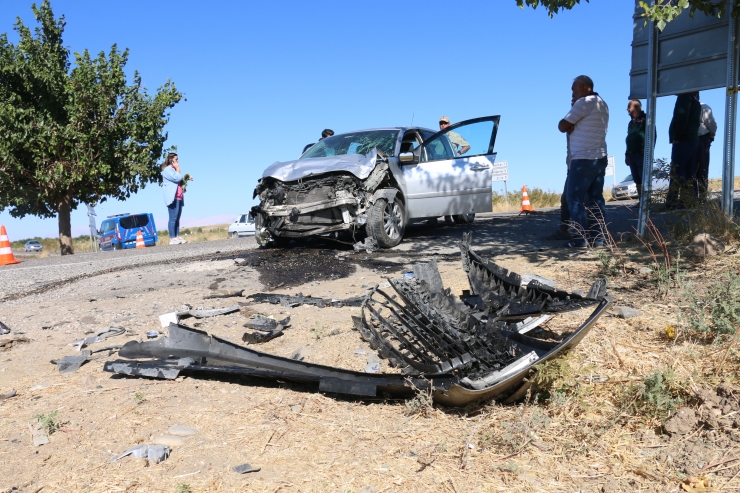 Adıyaman'da hafif ticari araçla otomobil çarpıştı, 5 kişi yaralandı