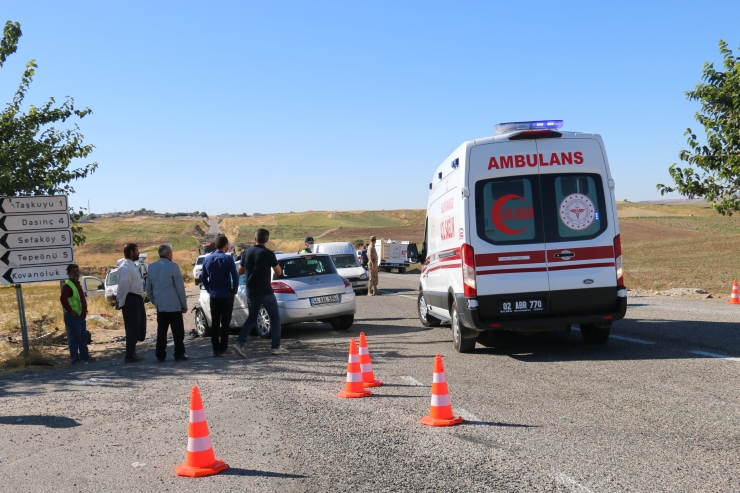 GÜNCELLEME - Adıyaman'da hafif ticari araçla otomobil çarpıştı, 2 kişi öldü, 3 kişi yaralandı