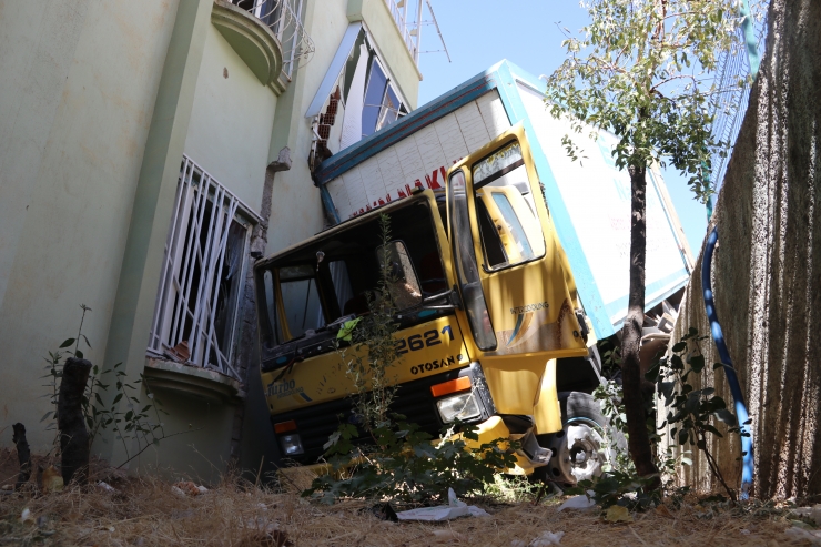 Freni boşalan nakliye kamyonu apartmanın duvarına çarptı