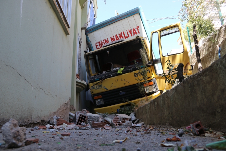 Freni boşalan nakliye kamyonu apartmanın duvarına çarptı