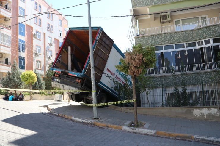 Freni boşalan nakliye kamyonu apartmanın duvarına çarptı